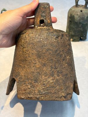 Seven various Chinese bronze and cast-iron bells, Han and later — photo 2