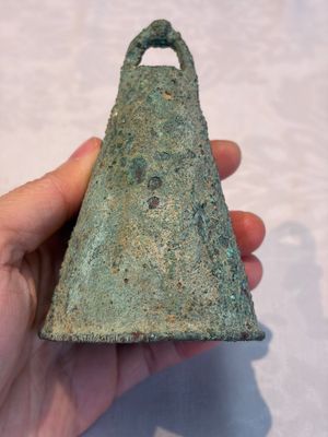 Seven various Chinese bronze and cast-iron bells, Han and later — photo 23