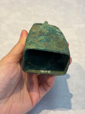 Seven various Chinese bronze and cast-iron bells, Han and later — photo 32