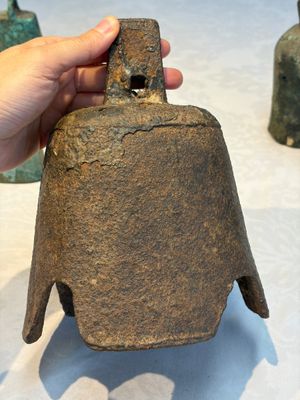Seven various Chinese bronze and cast-iron bells, Han and later — photo 4