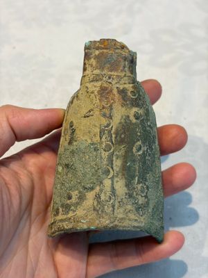 Seven various Chinese bronze and cast-iron bells, Han and later — photo 7