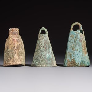 Seven various Chinese bronze and cast-iron bells, Han and later — photo 16