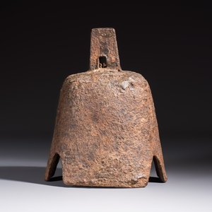Seven various Chinese bronze and cast-iron bells, Han and later — photo 2