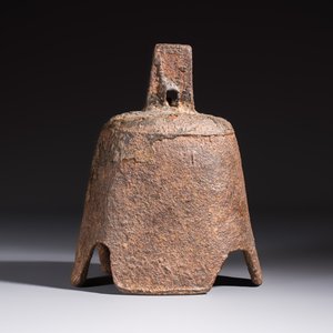 Seven various Chinese bronze and cast-iron bells, Han and later — photo 4
