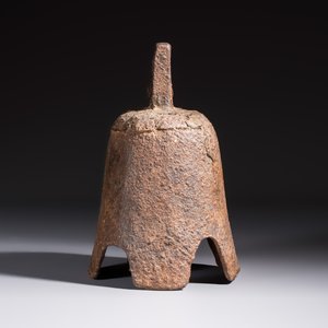 Seven various Chinese bronze and cast-iron bells, Han and later — photo 5