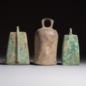 Seven various Chinese bronze and cast-iron bells, Han and later — photo 8