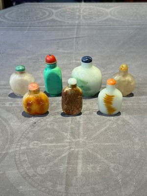 Seven various Chinese jade, agate and glass snuff bottles, 19/20th C. — photo 1