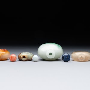 Seven various Chinese jade, agate and glass snuff bottles, 19/20th C. — photo 6