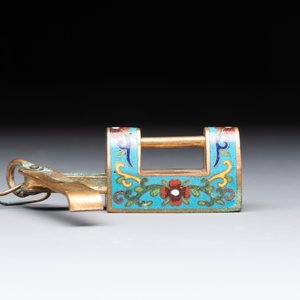 Seven various Chinese metal and cloisonné locks, Qing — photo 2