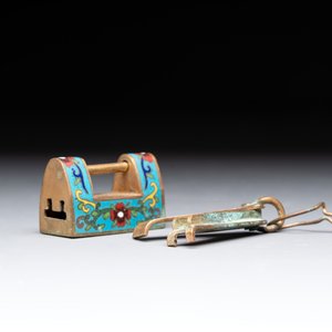Seven various Chinese metal and cloisonné locks, Qing — photo 3