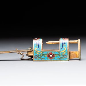 Seven various Chinese metal and cloisonné locks, Qing — photo 4