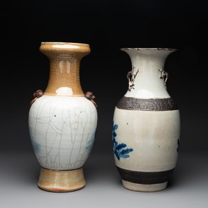Seven various Chinese Nanking blue and white, famille rose and verte crackle-glazed vases, 19th C. — 照片 12