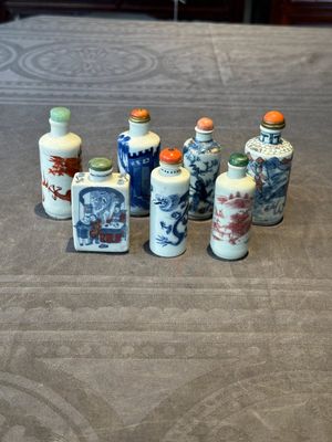 Seven various Chinese porcelain snuff bottles, Yongzheng and Qianlong mark, 19/20th C. — foto 1