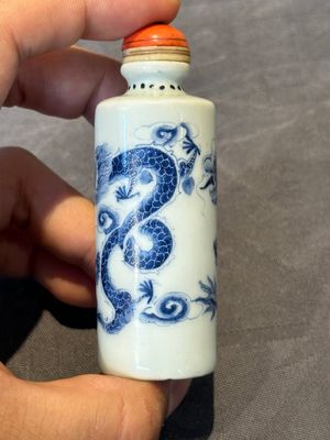 Seven various Chinese porcelain snuff bottles, Yongzheng and Qianlong mark, 19/20th C. — foto 11