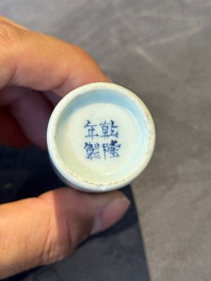 Seven various Chinese porcelain snuff bottles, Yongzheng and Qianlong mark, 19/20th C. — foto 13
