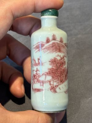 Seven various Chinese porcelain snuff bottles, Yongzheng and Qianlong mark, 19/20th C. — foto 19