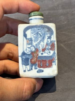 Seven various Chinese porcelain snuff bottles, Yongzheng and Qianlong mark, 19/20th C. — foto 2