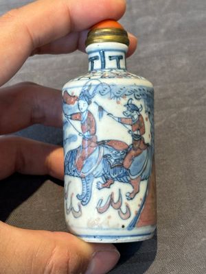 Seven various Chinese porcelain snuff bottles, Yongzheng and Qianlong mark, 19/20th C. — foto 24