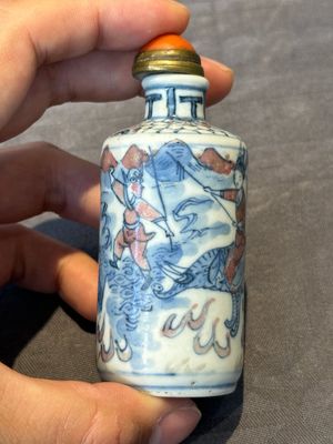 Seven various Chinese porcelain snuff bottles, Yongzheng and Qianlong mark, 19/20th C. — foto 26