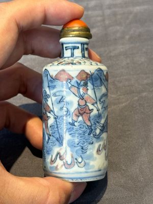 Seven various Chinese porcelain snuff bottles, Yongzheng and Qianlong mark, 19/20th C. — foto 28