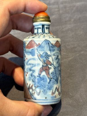 Seven various Chinese porcelain snuff bottles, Yongzheng and Qianlong mark, 19/20th C. — foto 30