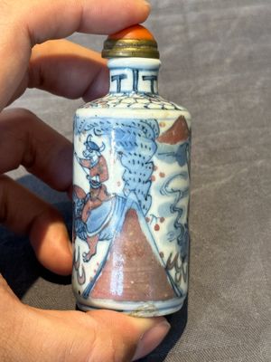 Seven various Chinese porcelain snuff bottles, Yongzheng and Qianlong mark, 19/20th C. — foto 31