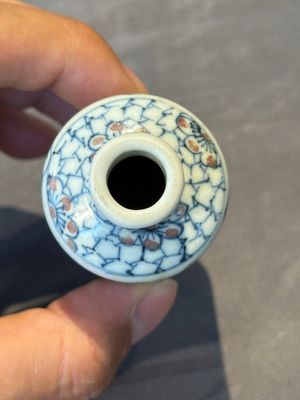 Seven various Chinese porcelain snuff bottles, Yongzheng and Qianlong mark, 19/20th C. — foto 32