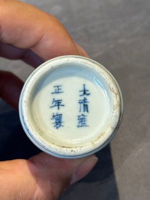 Seven various Chinese porcelain snuff bottles, Yongzheng and Qianlong mark, 19/20th C. — foto 33