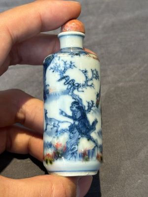 Seven various Chinese porcelain snuff bottles, Yongzheng and Qianlong mark, 19/20th C. — foto 37
