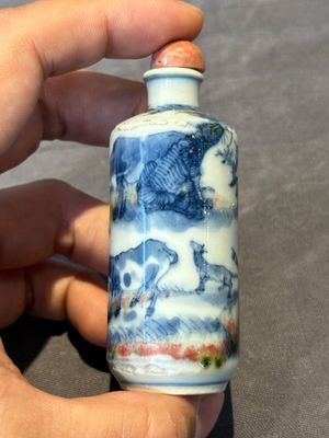 Seven various Chinese porcelain snuff bottles, Yongzheng and Qianlong mark, 19/20th C. — foto 38