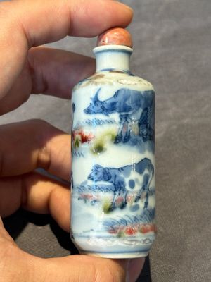Seven various Chinese porcelain snuff bottles, Yongzheng and Qianlong mark, 19/20th C. — foto 39