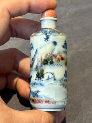 Seven various Chinese porcelain snuff bottles, Yongzheng and Qianlong mark, 19/20th C. — foto 40