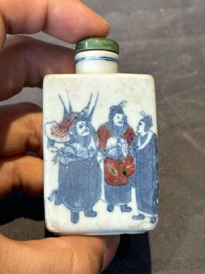 Seven various Chinese porcelain snuff bottles, Yongzheng and Qianlong mark, 19/20th C. — foto 4