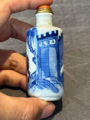 Seven various Chinese porcelain snuff bottles, Yongzheng and Qianlong mark, 19/20th C. — foto 46