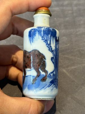 Seven various Chinese porcelain snuff bottles, Yongzheng and Qianlong mark, 19/20th C. — foto 47