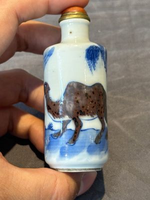 Seven various Chinese porcelain snuff bottles, Yongzheng and Qianlong mark, 19/20th C. — foto 48