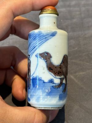 Seven various Chinese porcelain snuff bottles, Yongzheng and Qianlong mark, 19/20th C. — foto 49