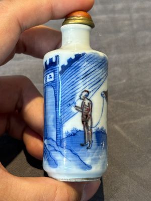 Seven various Chinese porcelain snuff bottles, Yongzheng and Qianlong mark, 19/20th C. — foto 50