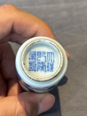 Seven various Chinese porcelain snuff bottles, Yongzheng and Qianlong mark, 19/20th C. — foto 52