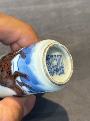 Seven various Chinese porcelain snuff bottles, Yongzheng and Qianlong mark, 19/20th C. — foto 53