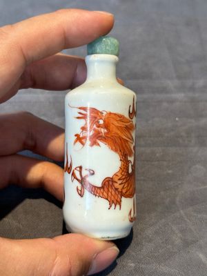 Seven various Chinese porcelain snuff bottles, Yongzheng and Qianlong mark, 19/20th C. — foto 56