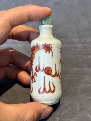 Seven various Chinese porcelain snuff bottles, Yongzheng and Qianlong mark, 19/20th C. — foto 57