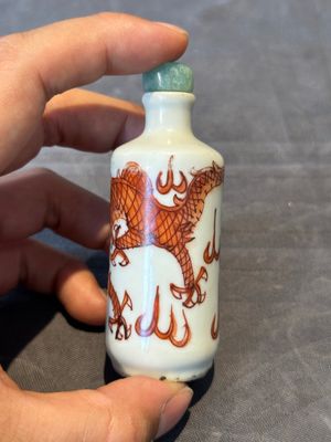 Seven various Chinese porcelain snuff bottles, Yongzheng and Qianlong mark, 19/20th C. — foto 58