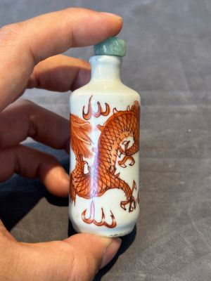 Seven various Chinese porcelain snuff bottles, Yongzheng and Qianlong mark, 19/20th C. — foto 59