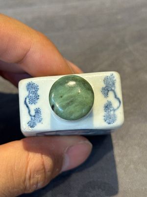 Seven various Chinese porcelain snuff bottles, Yongzheng and Qianlong mark, 19/20th C. — foto 6