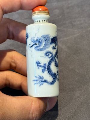 Seven various Chinese porcelain snuff bottles, Yongzheng and Qianlong mark, 19/20th C. — foto 8