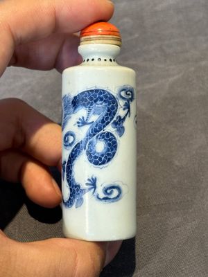 Seven various Chinese porcelain snuff bottles, Yongzheng and Qianlong mark, 19/20th C. — foto 9