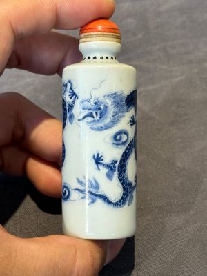 Seven various Chinese porcelain snuff bottles, Yongzheng and Qianlong mark, 19/20th C. — foto 10