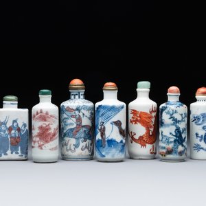 Seven various Chinese porcelain snuff bottles, Yongzheng and Qianlong mark, 19/20th C. — foto 1