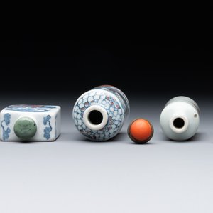 Seven various Chinese porcelain snuff bottles, Yongzheng and Qianlong mark, 19/20th C. — foto 12